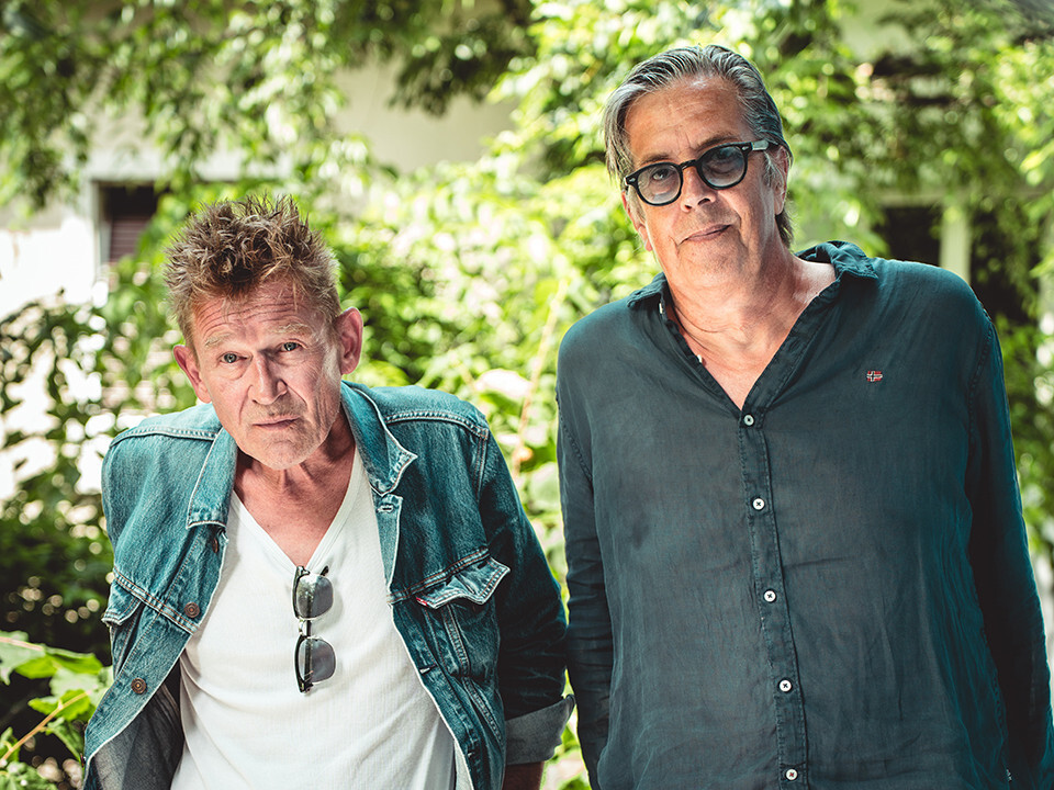 Pedro Lenz und Simon Ho im Grünen, zur Spoken-Word- und Live-Musik-Produktion «Mit Linggs» im Kunsthaus Interlaken.