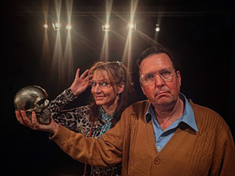 Experiment Schneuwly mit zwei Darstellenden auf der Bühne, einer davon mit Totenschädel in der Hand, zum Theaterprogramm «Schneuwlys machen ein Theater» im Schlosskeller Interlaken.