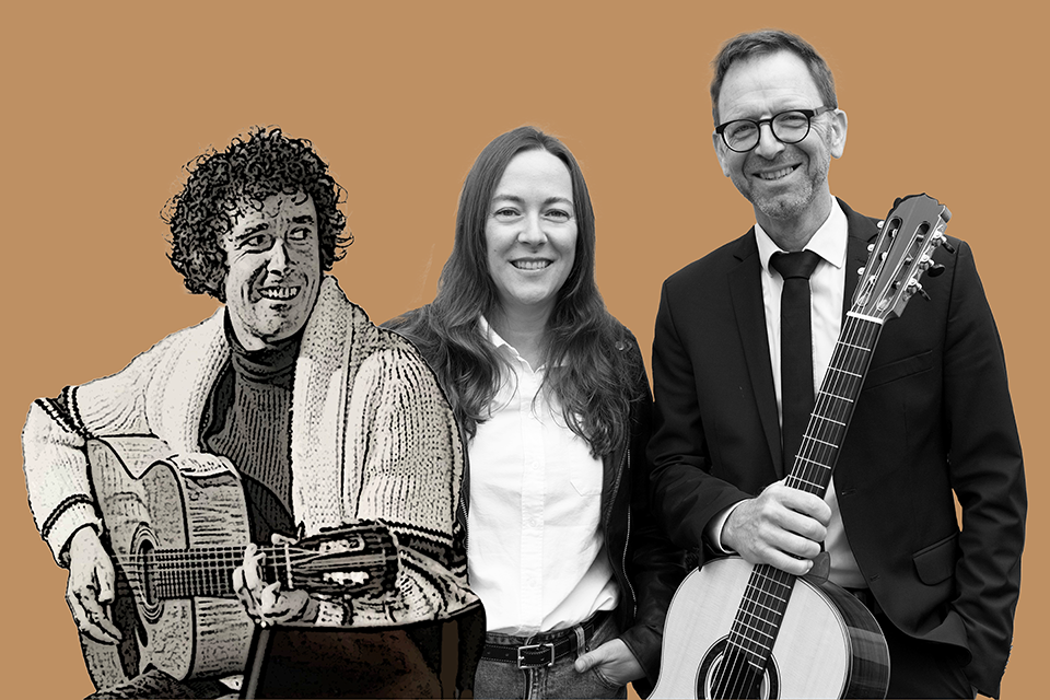 Rolf Marti und Lisa Catena mit Gitarre neben einer Illustration des Berner Troubadours Bernhard Stirnemann, zur Hommage «Mys Käthi schmöckt nach Schoggola» im Schlosskeller Interlaken.