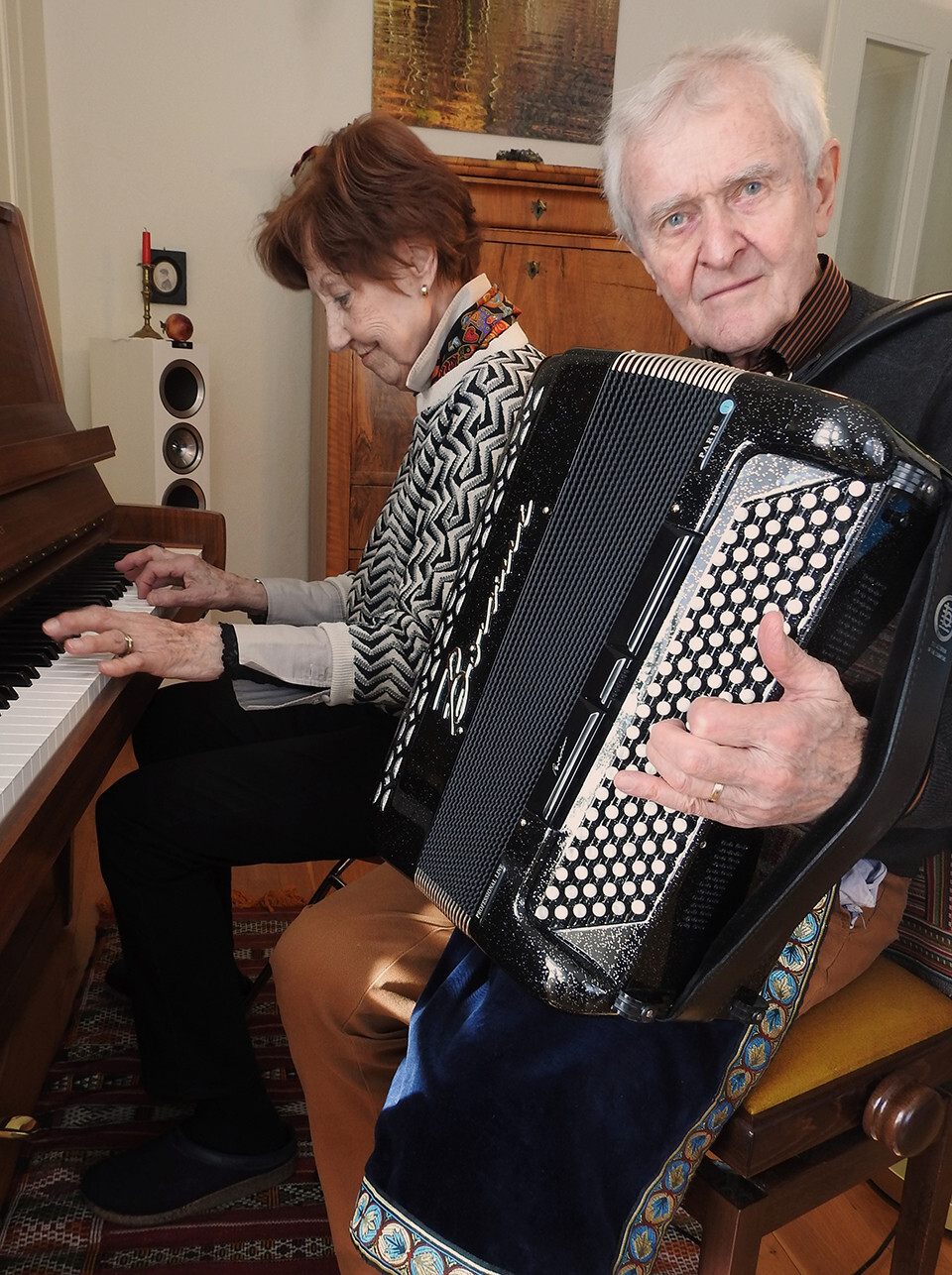 Walter und Christine Blatti beim gemeinsamen Musizieren mit Akkordeon und Klavier, zur Akkordeon-Matinée mit Schweizer Volksmusik im Schlosskeller Interlaken.