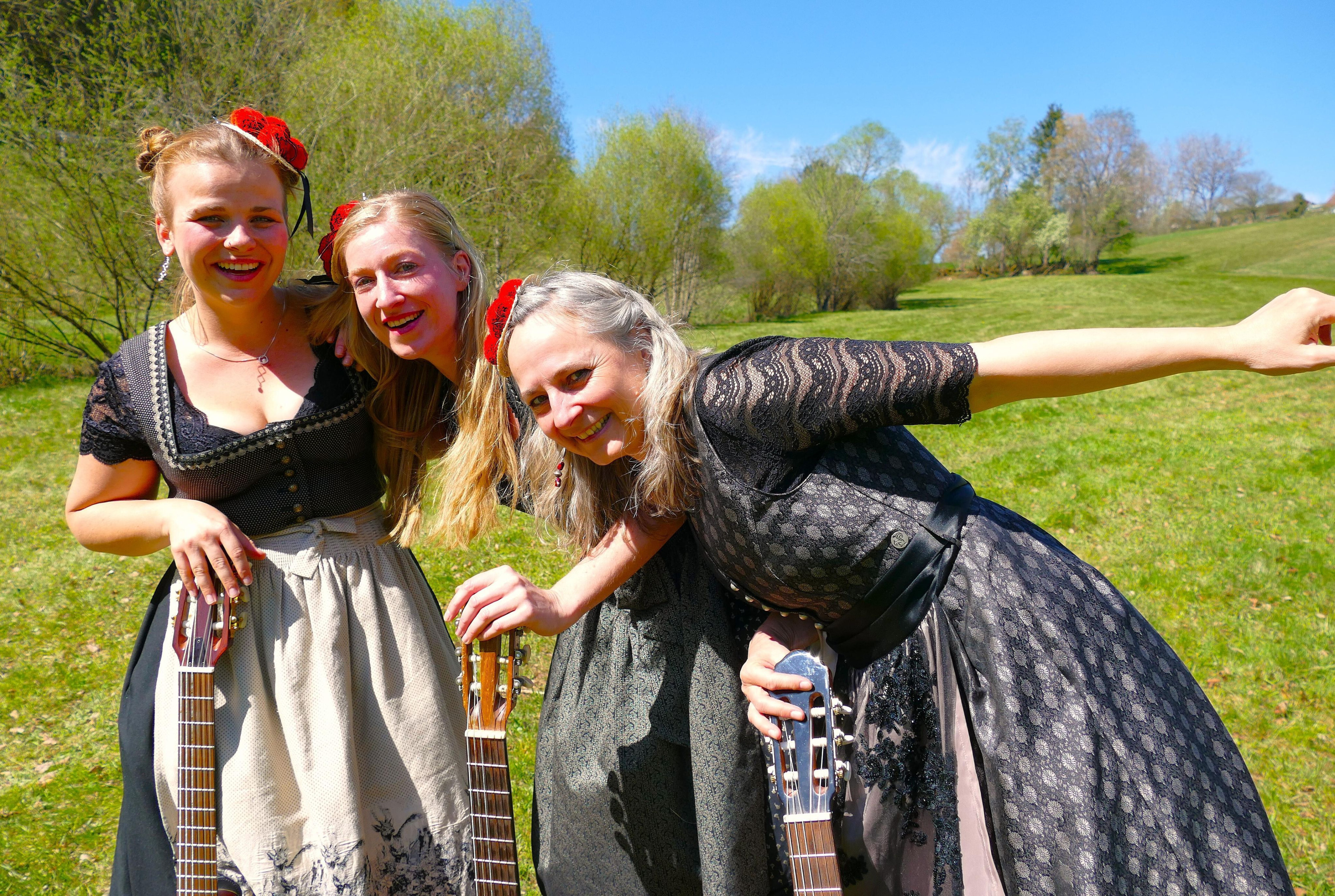Die Töchter Liebelsbergs, Musikalisches Kabarett mit Jeanine Amacher, Birgit Heintel und Leonore Schöttle, gezeigt in schöner Natur, zum Auftritt im Schlosskeller Interlaken.